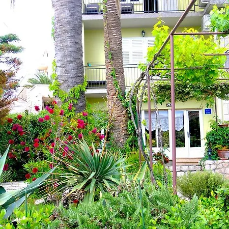 House Rozi بيت ضيافة