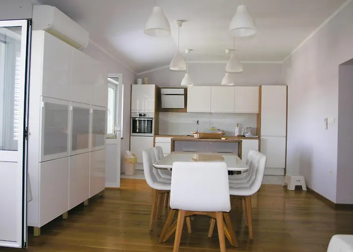 House Rozi Πανσιόν 3*