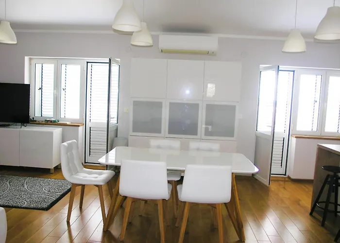 House Rozi Πανσιόν 3*