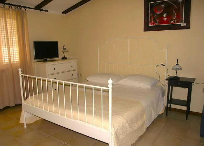 House Rozi Πανσιόν 3*