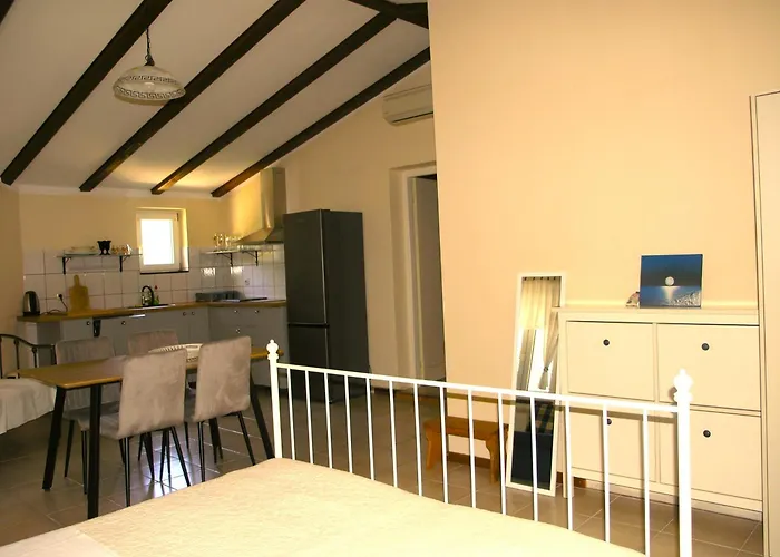 House Rozi Πανσιόν