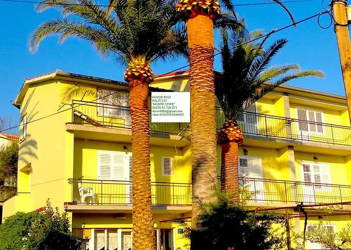 House Rozi Πανσιόν