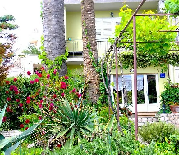 House Rozi Πανσιόν